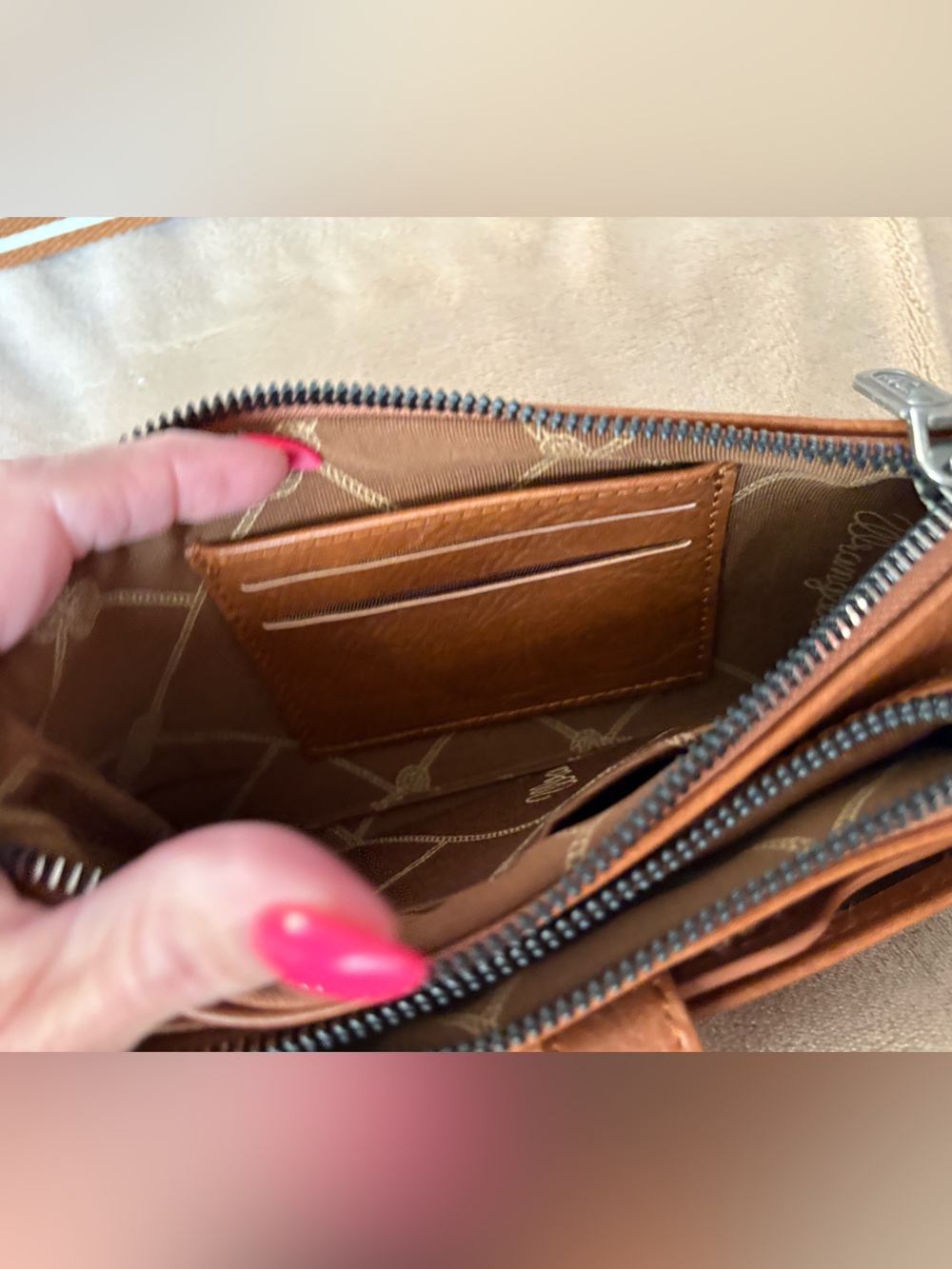 Wrangler Chestnut Brown Crossbody with Branded Strap - Picture 6 of 7